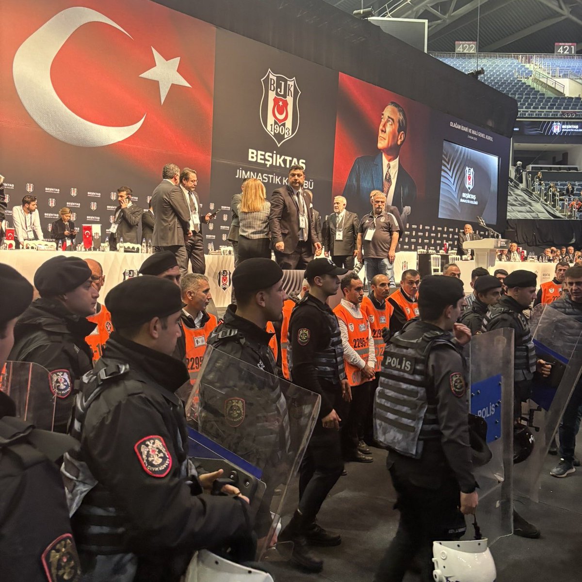 Beşiktaş Kongresine Çevik Kuvvet Müdahalesi