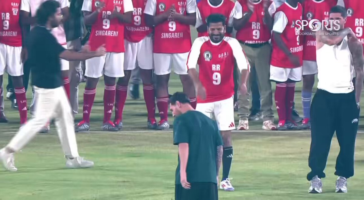 Hindistan'da Telangana Eyalet Başkanı, Messi'ye Pas Atmaya Çalışıyor