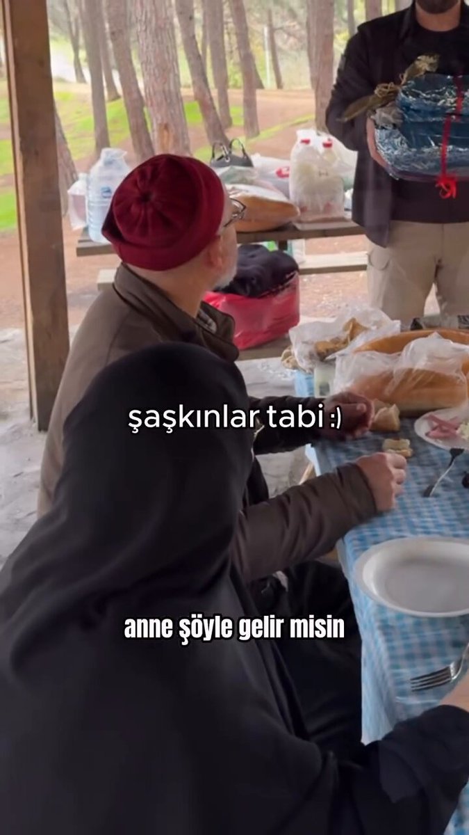 Motosikletle Pilav Satarak Ailesini Umreye Gönderen Gencin Azim Hikayesi