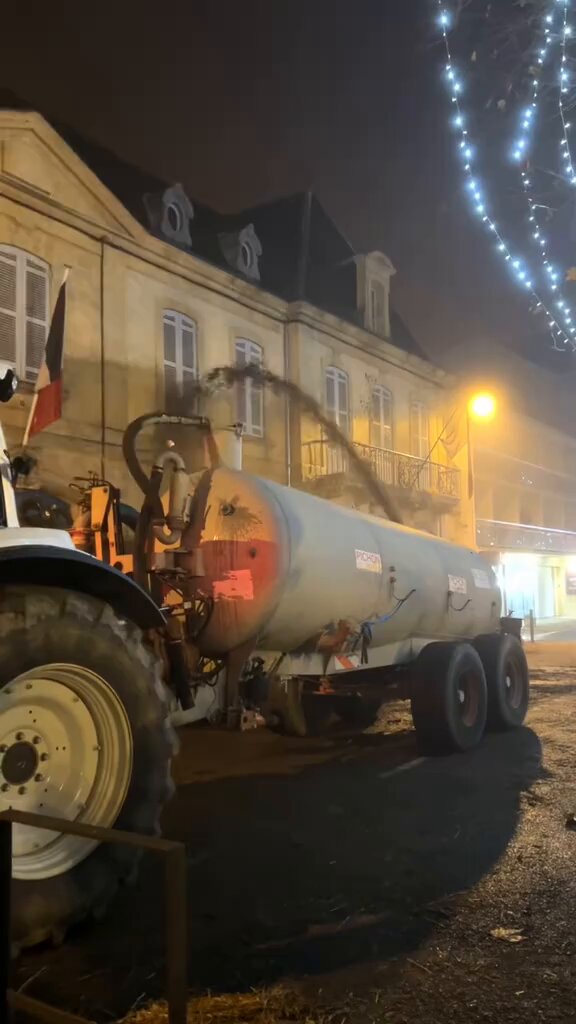 Fransa'da Çiftçiler Yumrulu Deri Hastalığı Protestosuyla Yolları Kapattı