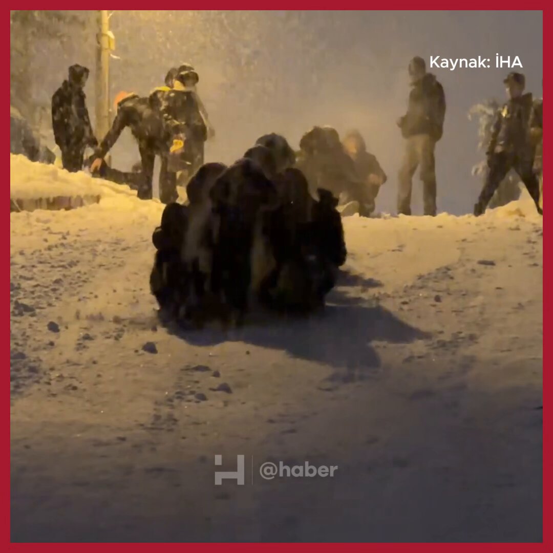 Karabük'te Kar Sevinci: Çocuklar Poşetlerle Kayarak Eğlendi