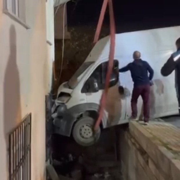 Avcılar'da Kontrolden Çıkan Minibüs Eve Doldu