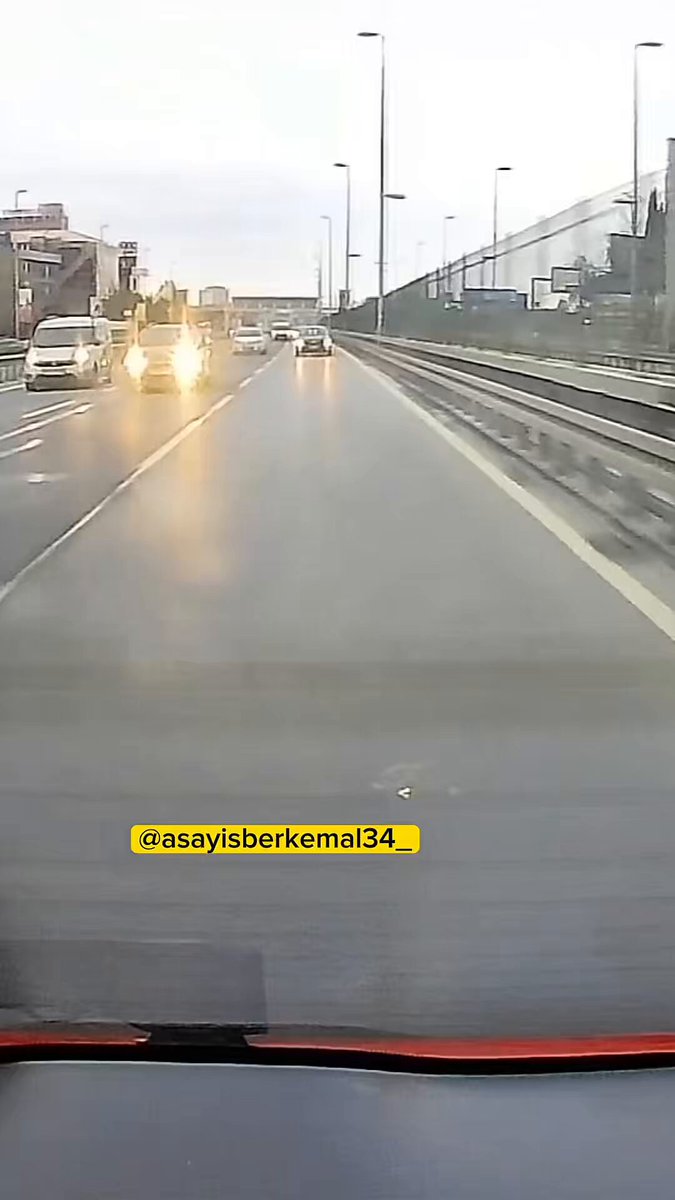 İstanbul'da Makas Atan Araç Bariyerlere Çarptı: Sürüş Görüntüleri Ortaya Çıktı