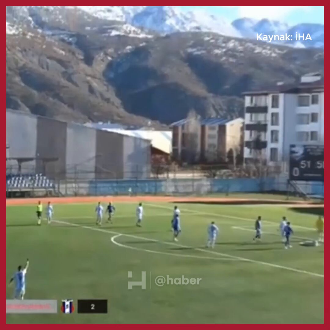 Tunceli'de Amatör Maçta Sahaya Giren Köpek, Uyuyakaldı