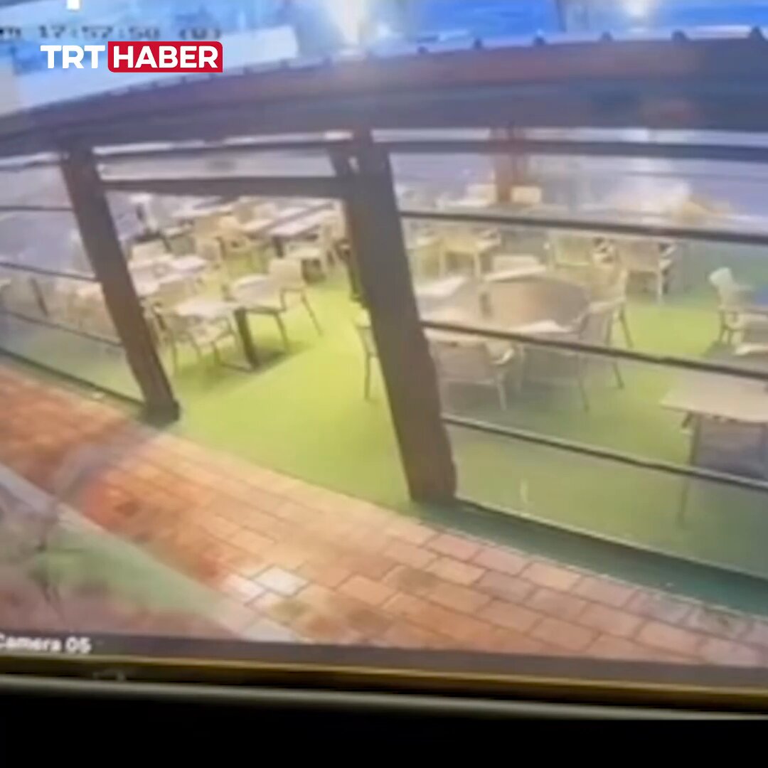 İspanya'da Hortum Felaketi: İş Yerinin Bahçesi Yerinden Söküldü