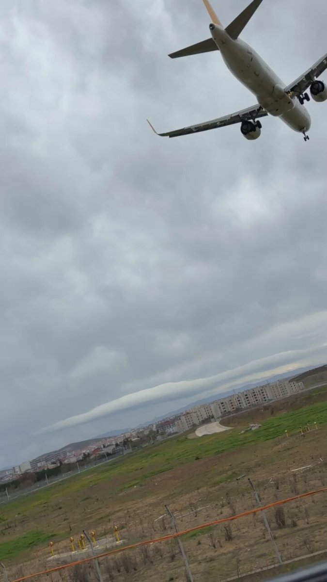 Fırtına Nedeniyle Sabiha Gökçen Havalimanı'na İniş Yapamayan Uçak Pas Geçti