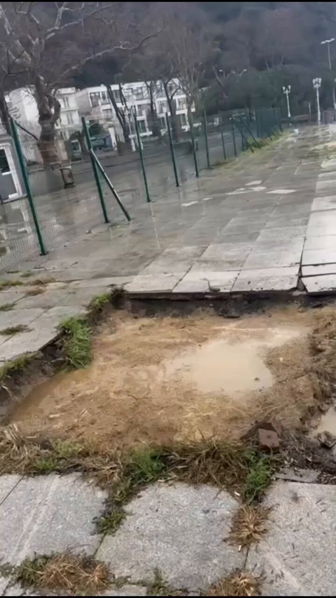 Sarıyer'de Şiddetli Fırtına: Deniz Feneri Devrildi