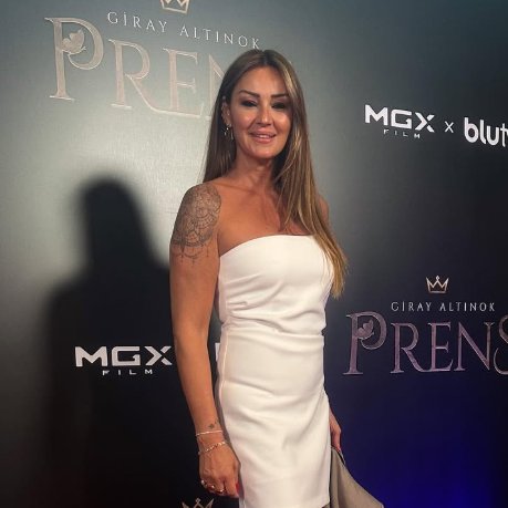 Pınar Altuğ, Sosyal Medyadan Para İsteyen Takipçisinin Mesajını Paylaştı