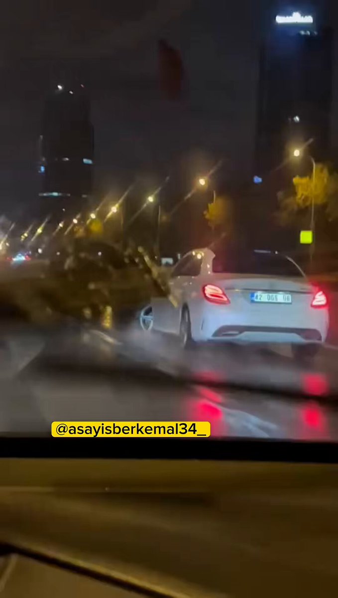 İstanbul'da Sürücü, Aracının Tekeri Kopmasına Rağmen Yoluna Devam Etti