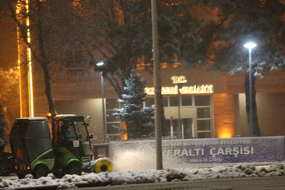 Kayseri Kocasinan'da Kaldırımlar Gece Gündüz Denetleniyor