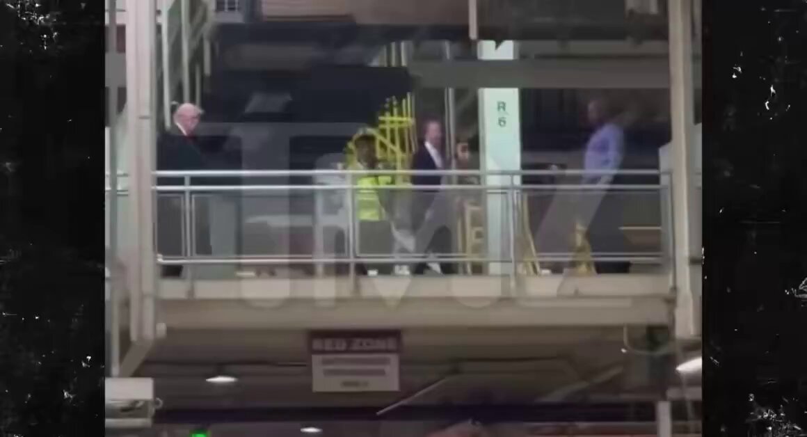 Trump'ın Fabrika Ziyaretinde Yaşanan Sert Diyalog Gündem Oldu