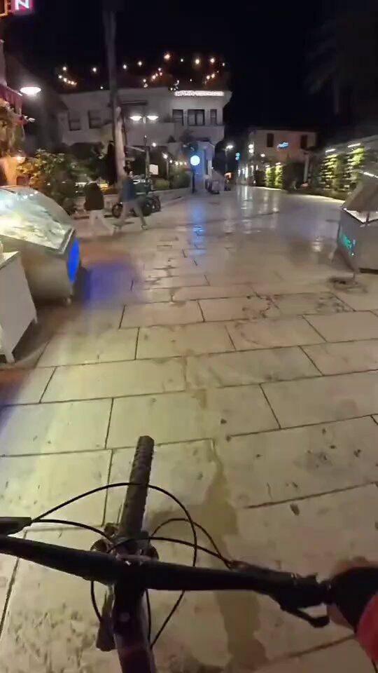 Antalya Kaleiçi'nde Bisikletli Gence Yönelik Maskeli Tehdit