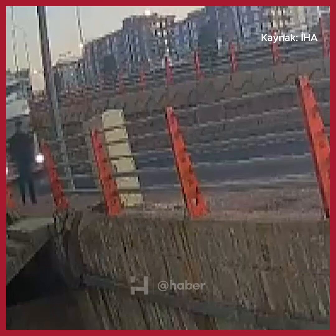 Şanlıurfa'da Korku Dolu Anlar: Tırdan Düşen Saman Balyası Yayaya Çarptı