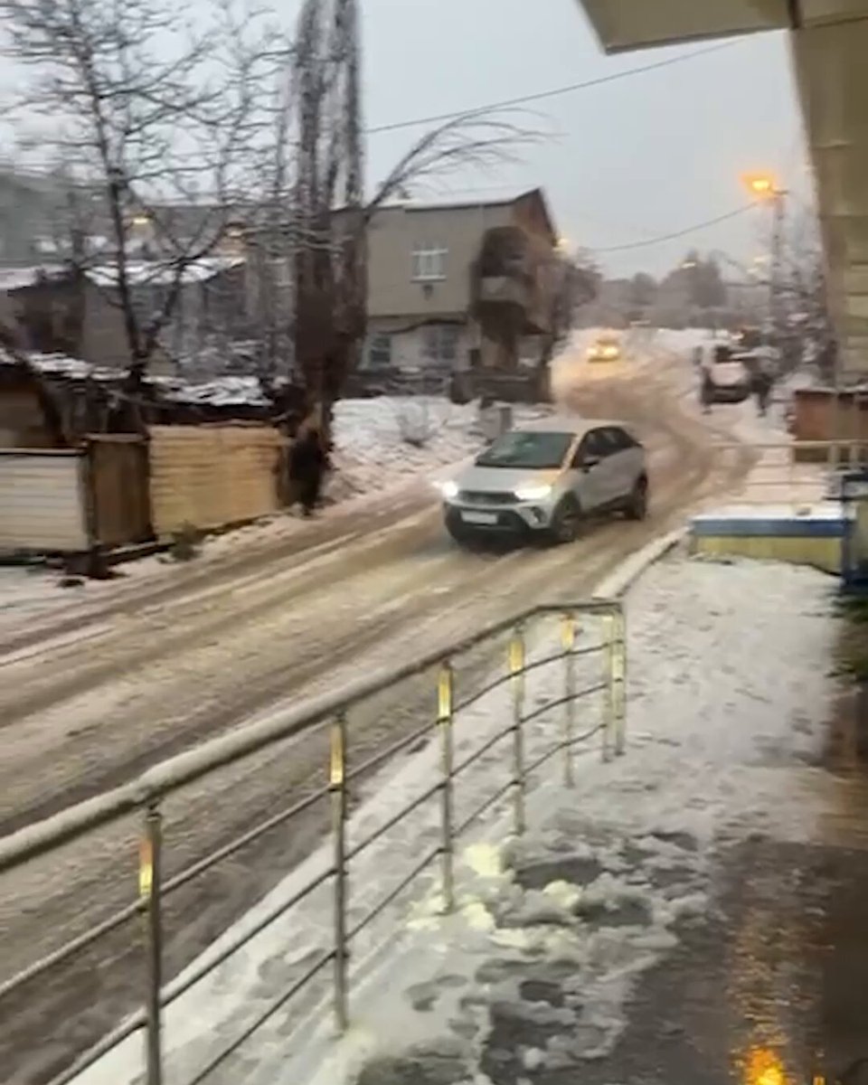 İstanbul'da Etkili Kar Yağışı Sürücüleri Zor Durumda Bıraktı