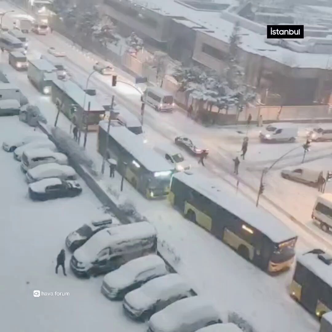 Bağcılar'da Yoğun Kar Yağışı Otobüs Ulaşımını Aksattı