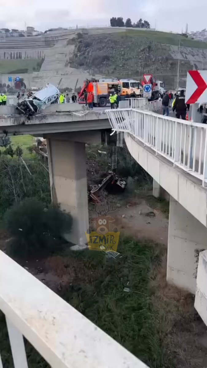İzmir'deki Feci Kaza: TIR ile Otomobil Çarpıştı, 3 Kişi Hayatını Kaybetti