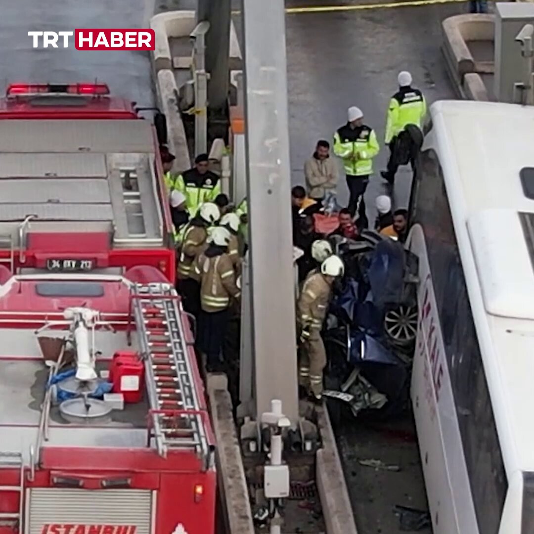 Kuzey Marmara Otoyolu'nda Gişe Kazası: Otobüsün Çarptığı Otomobil Sıkıştı