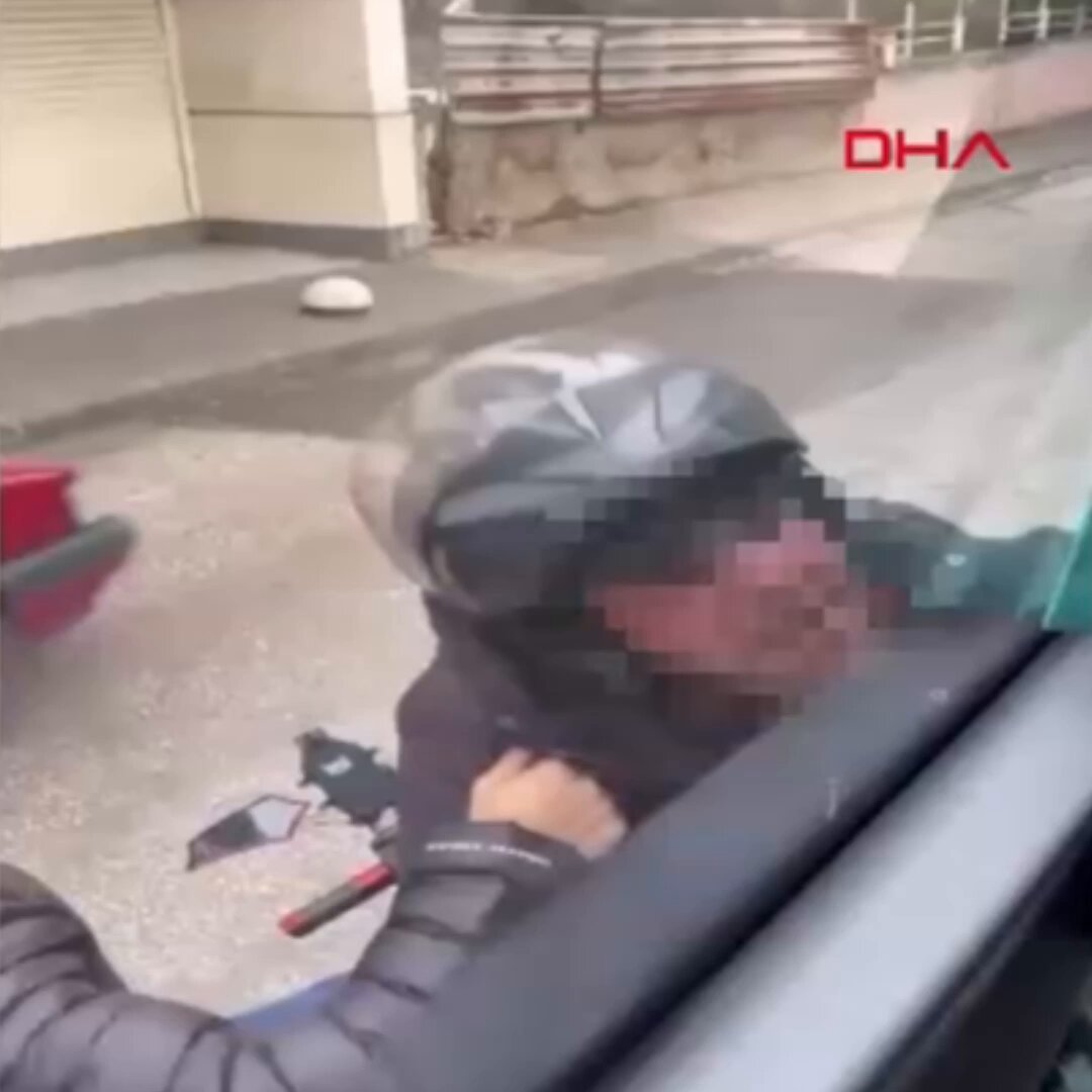 Adana'da Kavga Eden Motosiklet Sürücüsü, Minibüsün Camını Kırdı