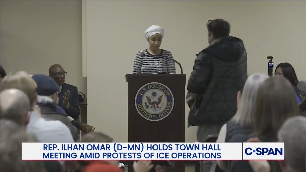 Ilhan Omar Minneapolis'te Konuşma Sırasında Saldırıya Uğradı