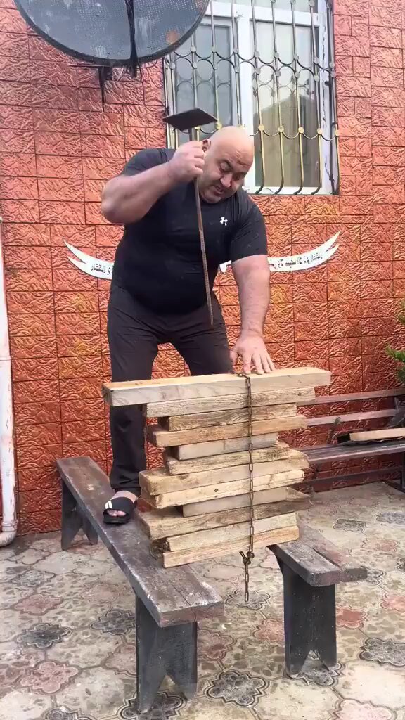 Azerbaycanlı Güç İkonu Elmin Mehdiyev'den Yeni Rekor: Demiri Tahtaya Çivi Gibi Çaktı