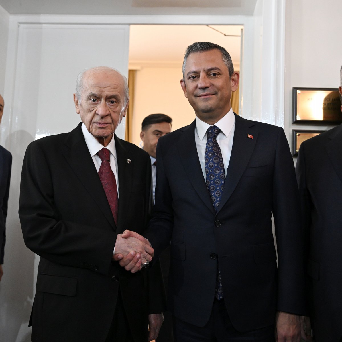 MHP Lideri Bahçeli, CHP Lideri Özel'i Arayarak Kandilini Kutladı ve Osmaniye Ziyareti için Teşekkür Etti