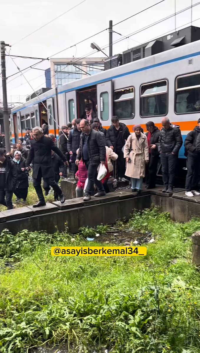 İstanbul Esenler'de Metro Vagonu Raydan Çıktı, Yolcular Güvenli Şekilde Tahliye Edildi
