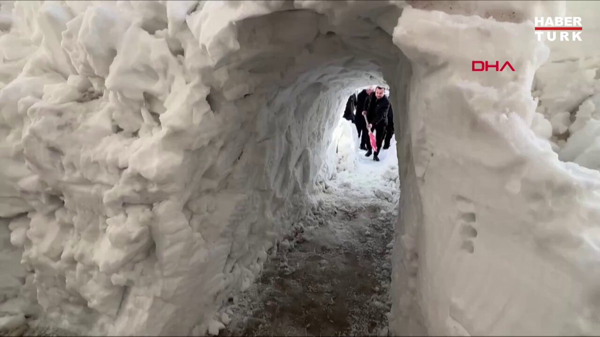 Hakkari'de Vatandaşın Kar Mücadelesi: İş Yerine Ulaşmak İçin Tünel Açtı