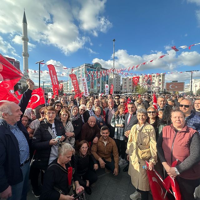 Esenyurt Cumhuriyet Meydanı’nda Toplantı