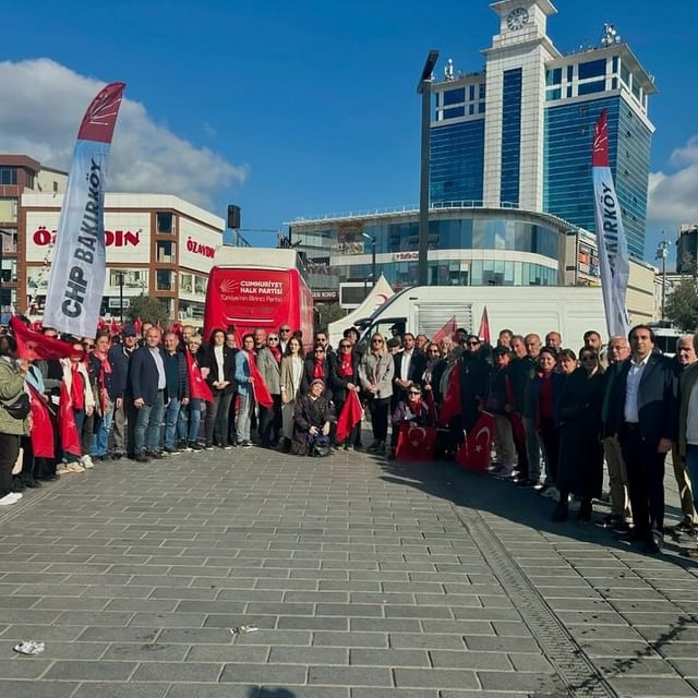 Esenyurt Cumhuriyet Meydanı'nda Halk Demokrasiye Sahip Çıktı