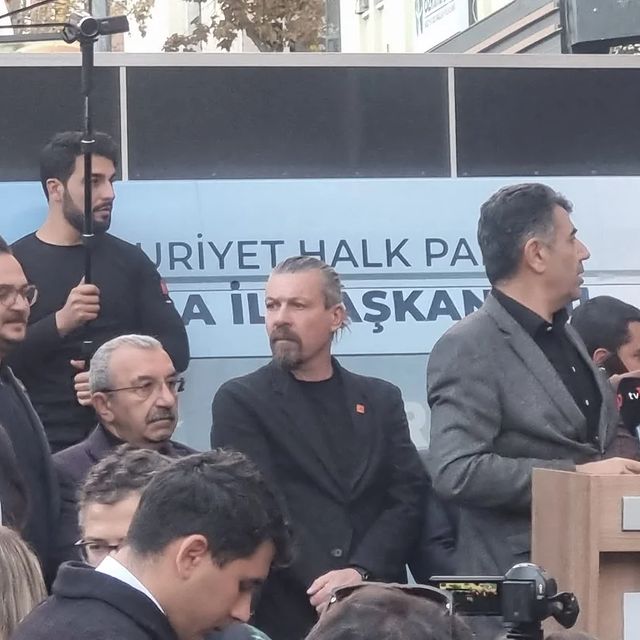 CHP'li Üyeler Esenyurt Belediye Başkanı Ahmet Özer'e Destek İçin İl Başkanlığı Önünde Protesto Düzenledi