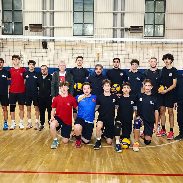 Esenler Belediye Başkanı Tevfik Gökşu, Esenler Belediye Spor Kulübü voleybol takımını ziyaret etti