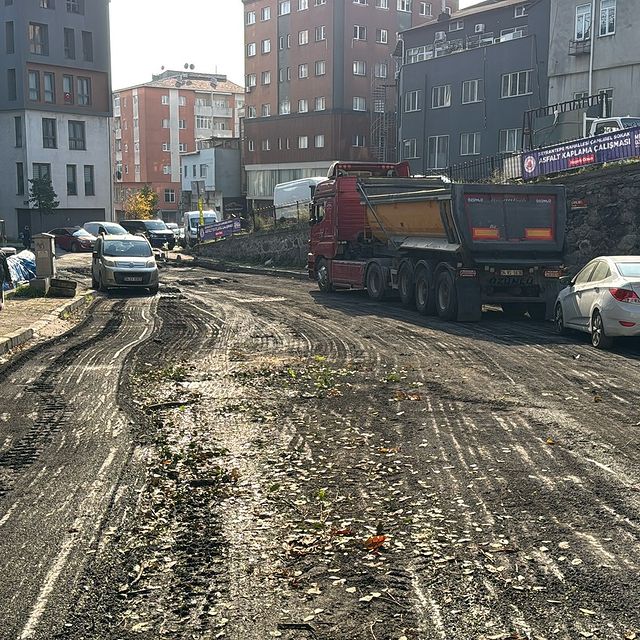 Kâğıthane Belediyesi, Asfalt Serimi ve Yol Düzenleme Çalışmalarına Hız Kesmeden Devam Ediyor