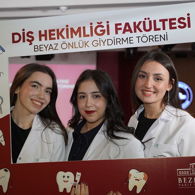 Diş Hekimliği Fakültesi Öğrencileri Beyaz Önlük Giyme Töreniyle Meslek Hayatlarına Merhaba Dedi