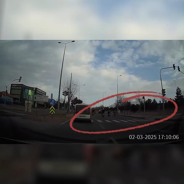 Kayseri Talas Bulvarı'nda Tehlikeli Motosiklet Yolculuğu Kameralara Yansıdı