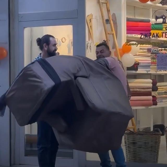 Kayserili Sanatçı Sokakta İlginç Bir Performans Sergiledi