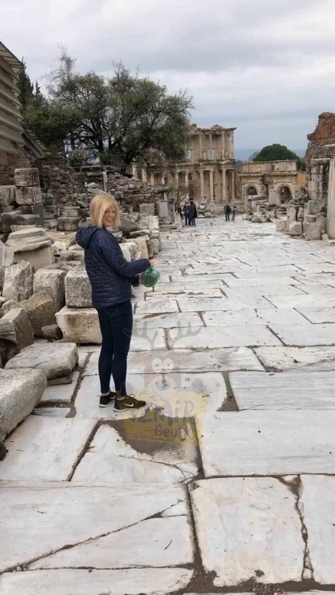 Efes Antik Kenti'nde Mama Kutusuyla Kedilerin İlgi Odağı Olduğu Anlar