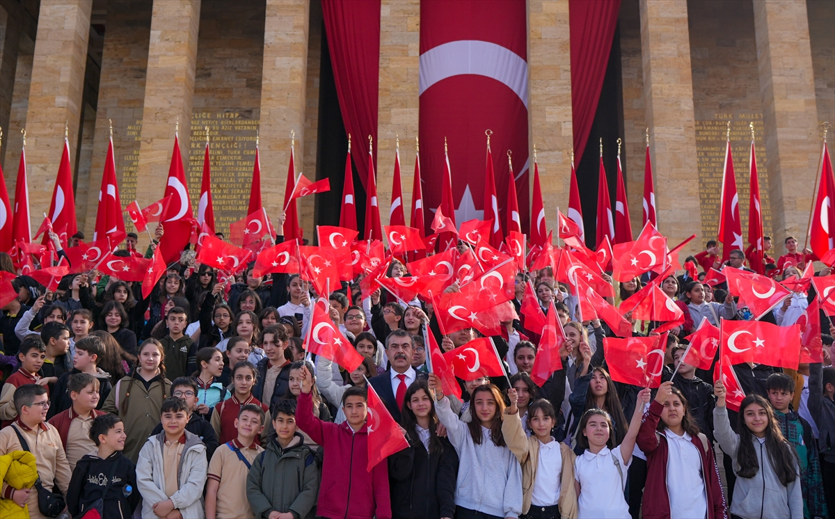Milli Eğitim Bakanı Tekin, Öğrencilerle Anıtkabir'i Ziyaret Etti