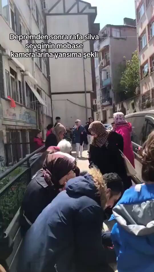 İstanbul Depreminde Genç Anonsçu Dikkat Çekti
