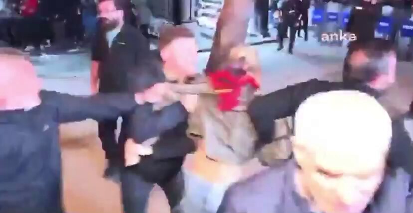 Ankara'da Gözaltına Alınan Şahıs Polise Direndi, İç Giyim Detayı Dikkat Çekti