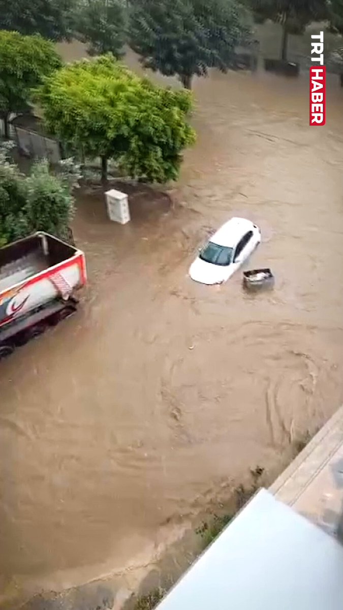 Adana'da Sağanak Sularında Mahsur Kalan Vatandaş Kurtarıldı