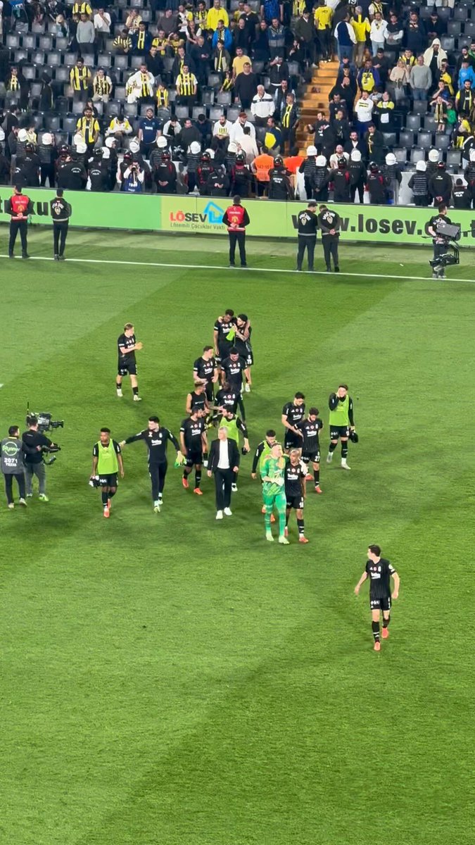 Fenerbahçe Taraftarından Sportmenlik Davranışı: Beşiktaşlı Oyuncular Alkışlandı