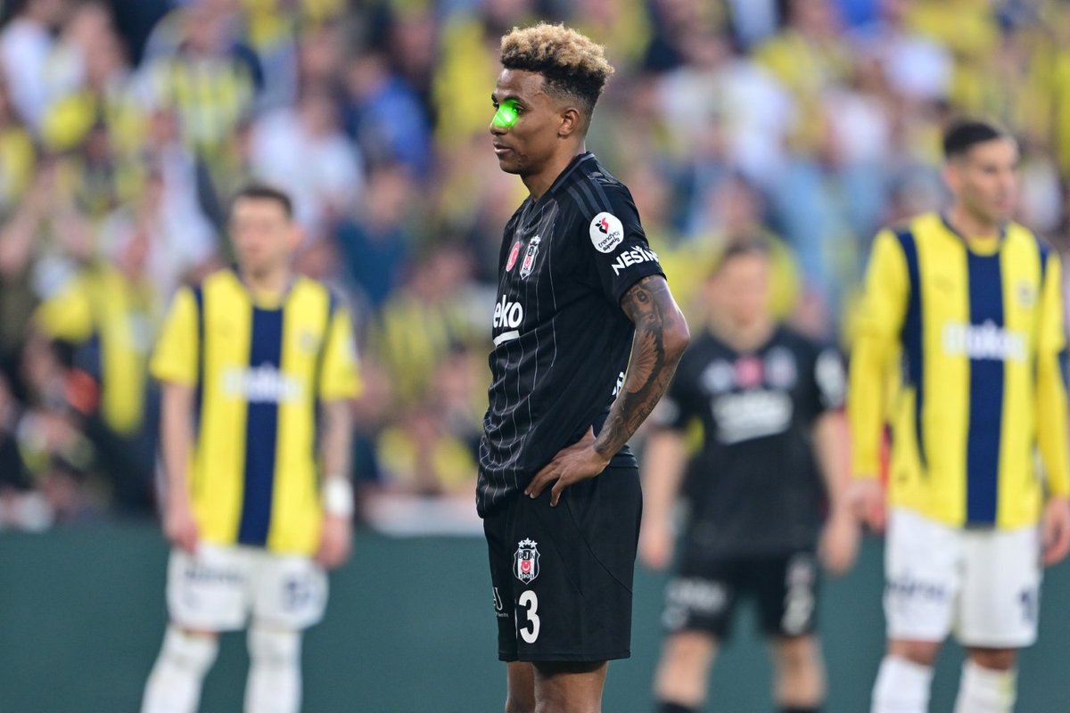 Fenerbahçe Derbisinde Lazer Olayı: Taraftar Spordan Men Edildi