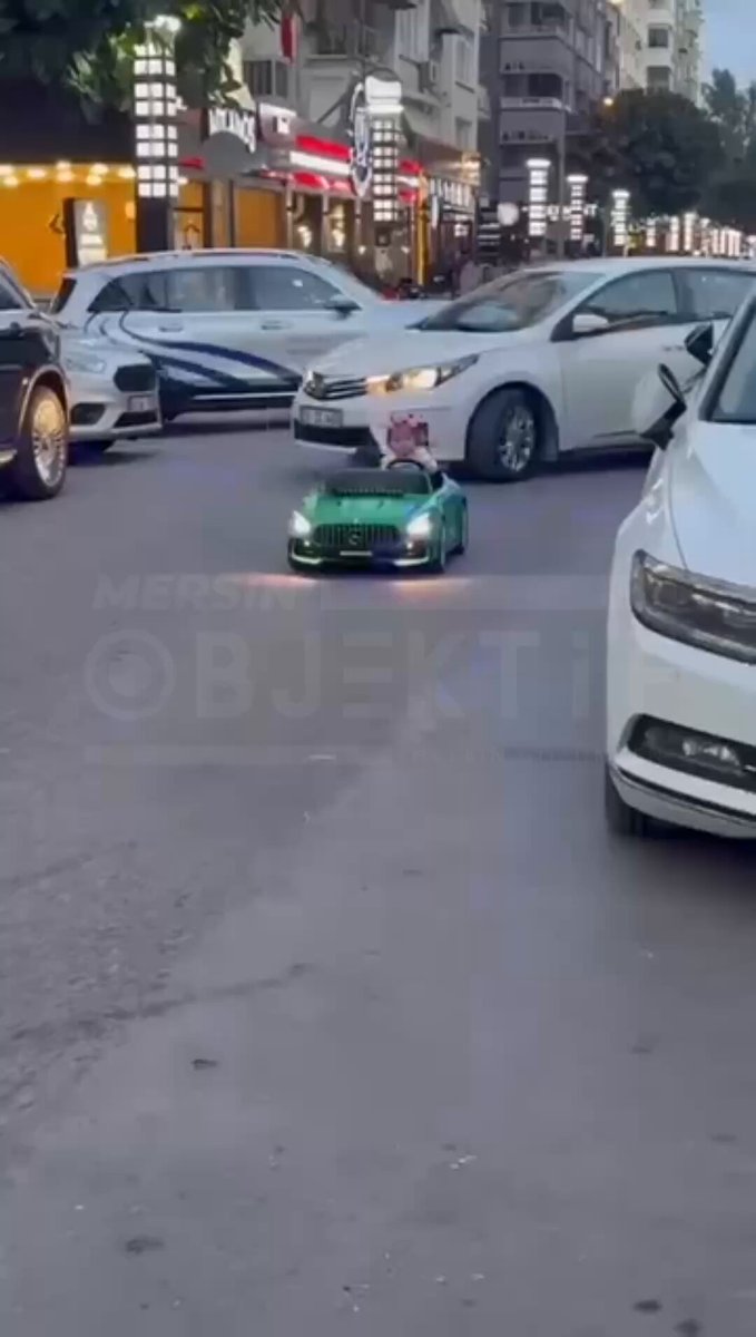Mersin'de Akülü Arabasıyla Seyir Halindeki Çocuğa Otomobil Çarptı