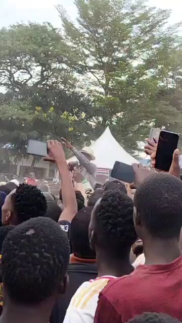 Kenya Devlet Başkanı Ruto, Konuşma Sırasında Ayakkabılı Saldırıya Maruz Kaldı