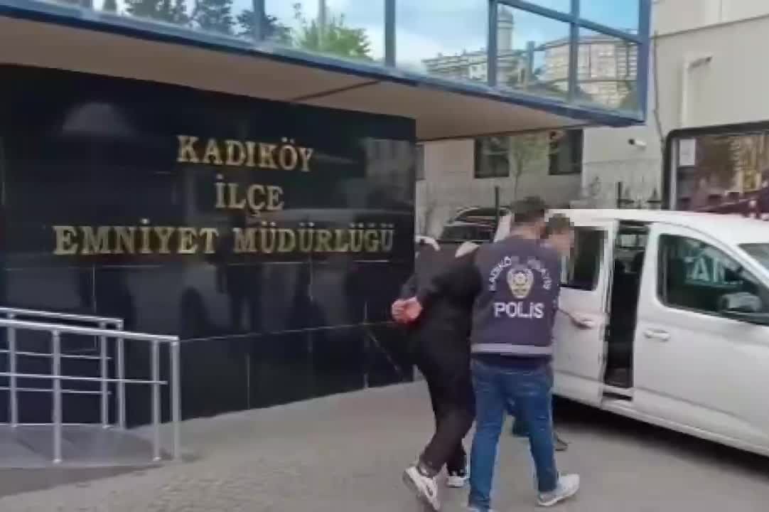 İstanbul'da CHP Standında Şarkı Söyleyen Çocuk Darp Edildi, 1 Kişi Tutuklandı