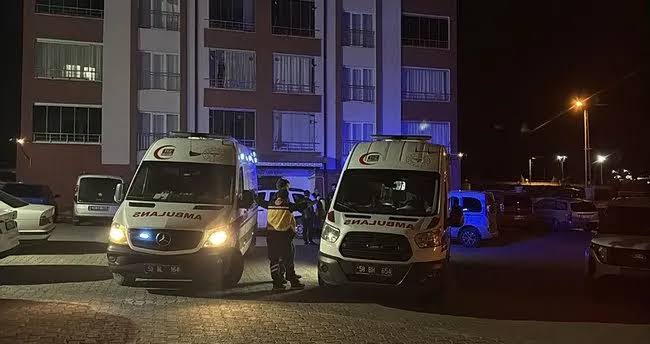 Sivas'ta İki Kardeş Evlerinde Boğazları Kesilerek Hayatını Kaybetti