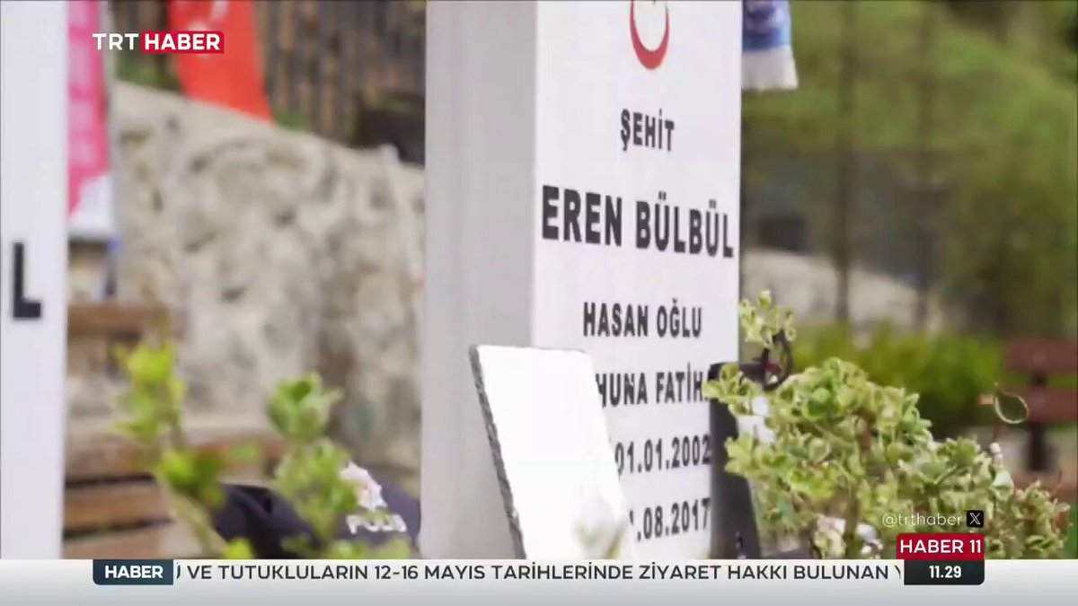 Şehit Eren Bülbül'ün Annesi, Anneler Günü'nde Oğlunun Kabri Başında Hasret Giderdi