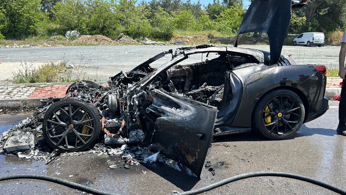 İstanbul'da Yanarak Kül Olan Ferrari'nin Sahibi Beşiktaş Başkanı'nın Oğlu