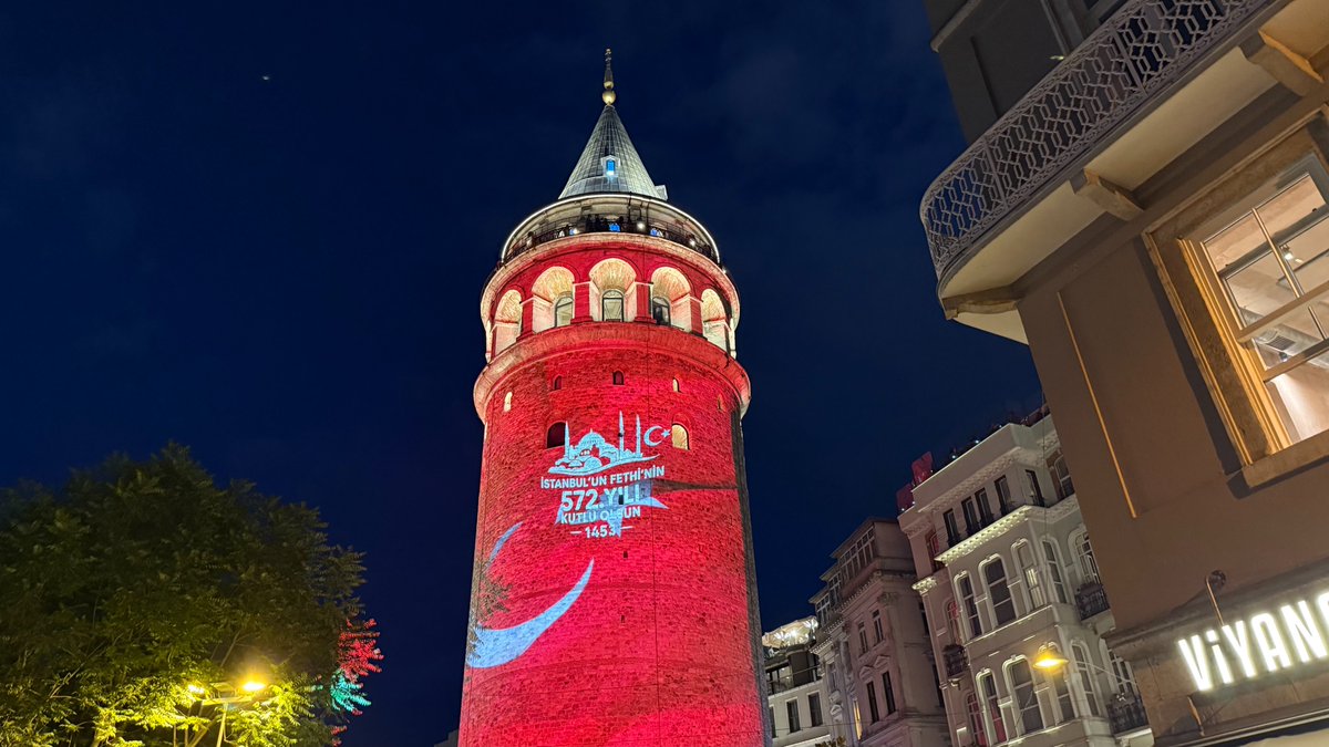 İstanbul'un Fethi'nin 572. Yılı Galata Kulesi'nde Işık Gösterisiyle Kutlandı
