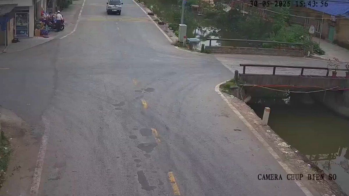 Vietnam'da Motosiklet Kazası: Genç Adam Son Anda Kurtuldu